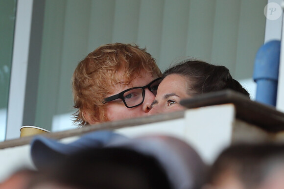 Ed Sheeran embrasse sa fiancée Cherry Seaborn lors du match de football Ipswich contre Aston Villa à Ipswich, le 21 avril 2018.