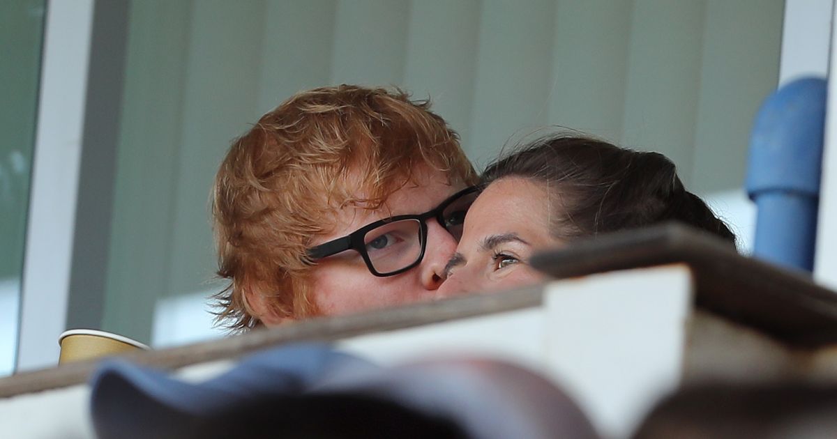 PHOTOS - Ed Sheeran embrasse sa fiancÃ©e Cherry Seaborn lors du match de foo...