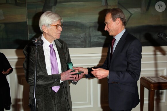 Henry Chapier avec Bertrand Delanoe lors de la remise de sa médaille de vermeil de la Ville de Paris à Paris le 13 février 2013.