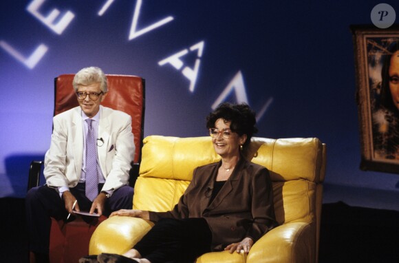 Henry Chapier recevant Nina Companeez dans l'émission Le Divan, en 1989.