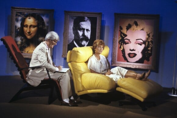 Henry Chapier recevant Maria Pacôme dans l'émission Le Divan, en 1987.
