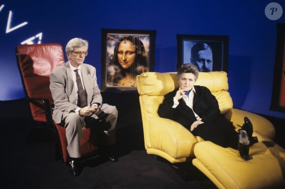 Henry Chapier recevant Maud Linder dans l'émission Le Divan, en 1989. © Bruno Schneider via Bestimage