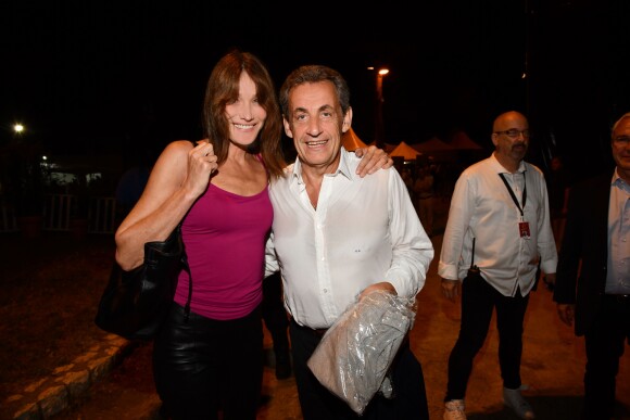 Exclusif - Carla Bruni-Sarkozy pose avec son mari Nicolas Sarkozy après son concert lors du 58ème festival "Jazz à Juan" à Juan-les-Pins le 17 juillet 2018. © Bruno Bebert/Bestimage