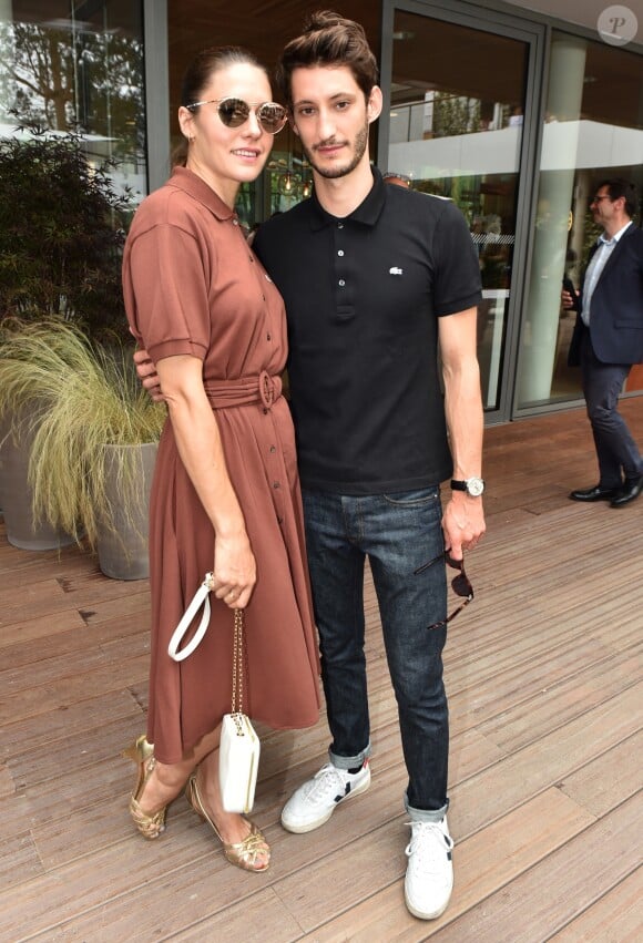 Pierre Niney et sa compagne Natasha Andrews au village lors des internationaux de France à Roland Garros le 10 juin 2018. © Veeren / Bestimage