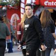 Exclusif - Le footballeur français Samir Nasri habillé d'un jean déchiré et d'un sweat troué fait du shopping avec son frère et sa soeur à Hollywood le 20 décembre 2016.
