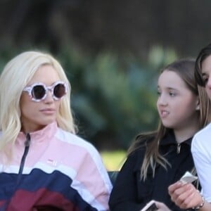 Gwen Stefani se promène avec ses enfants Apollo, Zuma, Flynn et Kingston avec sa nouvelle compagne qui ont l'air très amoureux. Los Angeles le 26 janvier 2019.