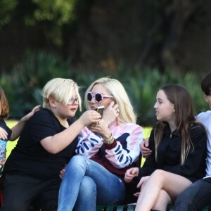 Gwen Stefani se promène avec ses enfants Apollo, Zuma, Flynn et Kingston avec sa nouvelle compagne qui ont l'air très amoureux. Los Angeles le 26 janvier 2019.
