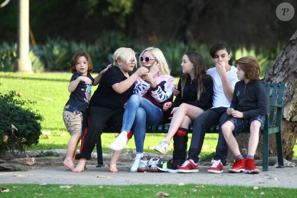 Gwen Stefani se promène avec ses enfants Apollo, Zuma, Flynn et Kingston avec sa nouvelle compagne qui ont l'air très amoureux. Los Angeles le 26 janvier 2019.