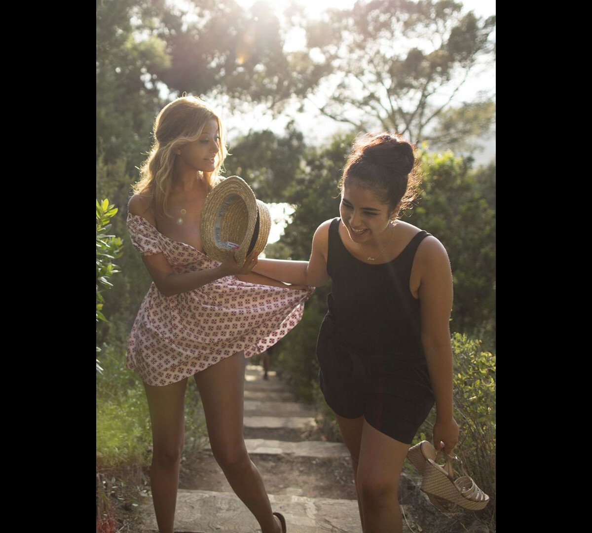 Photo : Zahia Dehar et Mina Farid sur le tournage du film Une fille facile.  - Purepeople