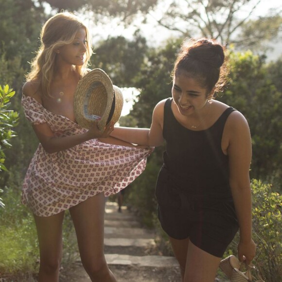 Zahia Dehar et Mina Farid sur le tournage du film Une fille facile.
