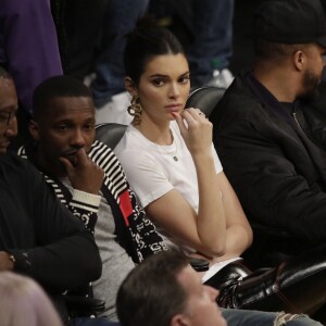 Kendall Jenner assiste au match de basket entre les Philadelphia 76ers et les Los Angeles Lakers au Staples Center. Los Angeles, le 30 janvier 2019.