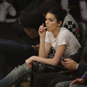 Kendall Jenner assiste au match de basket entre les Philadelphia 76ers et les Los Angeles Lakers au Staples Center. Los Angeles, le 30 janvier 2019.