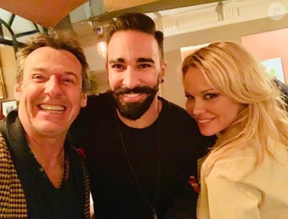 Jean-Luc Reichmann pose avec Adil Rami et Pamela Anderson à Marseille à l'occasion d'une représentation de la pièce "Nuit d'ivresse" le 31 janvier 2019.