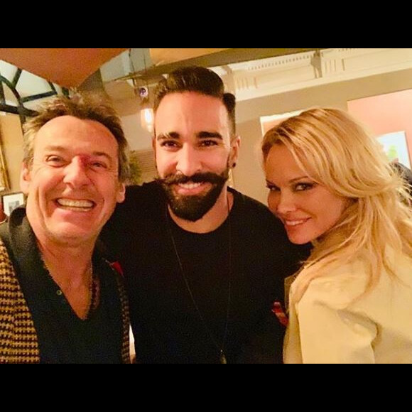 Jean-Luc Reichmann pose avec Adil Rami et Pamela Anderson à Marseille à l'occasion d'une représentation de la pièce "Nuit d'ivresse" le 31 janvier 2019.