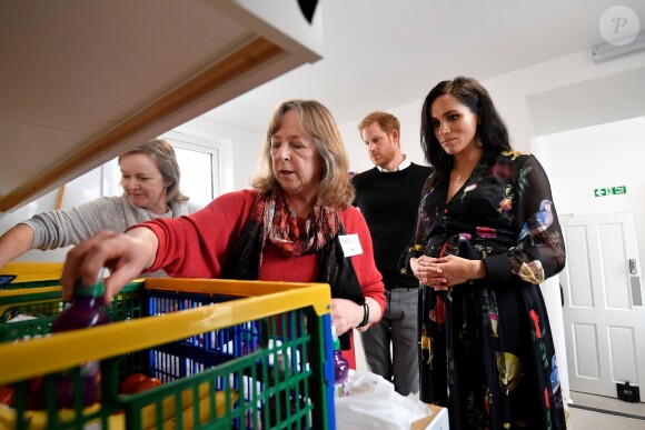 Le prince Harry, duc de Sussex, et Meghan Markle, duchesse de Sussex, enceinte (robe Oscar de la Renta) visitent le centre One25 une organisation caritative spécialisée dans l'aide aux femmes prostituées. Bristol le 1er février, 2019