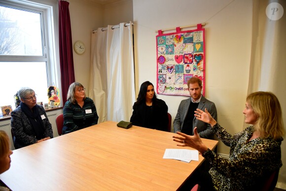 Le prince Harry, duc de Sussex, et Meghan Markle, duchesse de Sussex, enceinte (robe Oscar de la Renta) visitent le centre One25 une organisation caritative spécialisée dans l'aide aux femmes prostituées. Bristol le 1er février, 2019