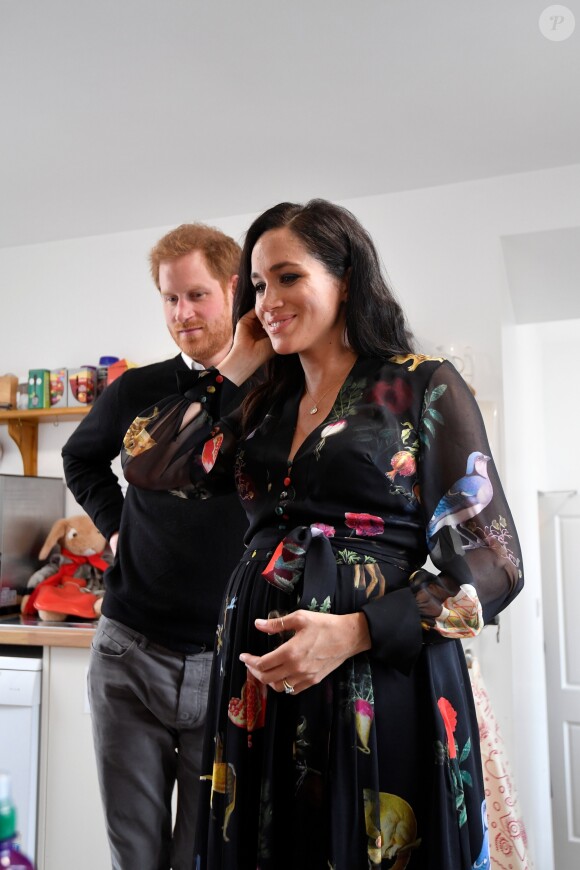 Le prince Harry, duc de Sussex, et Meghan Markle, duchesse de Sussex, enceinte (robe Oscar de la Renta) visitent le centre One25 une organisation caritative spécialisée dans l'aide aux femmes prostituées. Bristol le 1er février, 2019