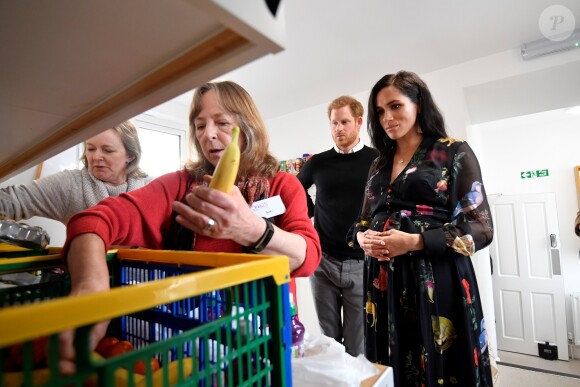 Le prince Harry, duc de Sussex, et Meghan Markle, duchesse de Sussex, enceinte (robe Oscar de la Renta) visitent le centre One25 une organisation caritative spécialisée dans l'aide aux femmes prostituées. Bristol le 1er février, 2019