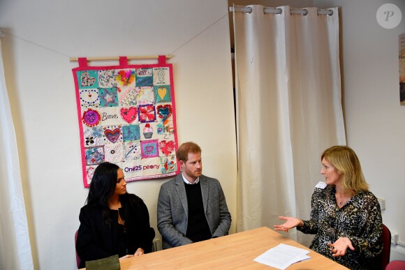 Le prince Harry, duc de Sussex, et Meghan Markle, duchesse de Sussex, enceinte (robe Oscar de la Renta) visitent le centre One25 une organisation caritative spécialisée dans l'aide aux femmes prostituées. Bristol le 1er février, 2019