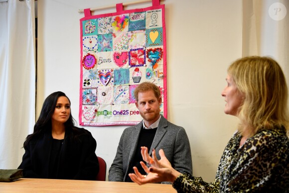 Le prince Harry, duc de Sussex, et Meghan Markle, duchesse de Sussex, enceinte (robe Oscar de la Renta) visitent le centre One25 une organisation caritative spécialisée dans l'aide aux femmes prostituées. Bristol le 1er février, 2019