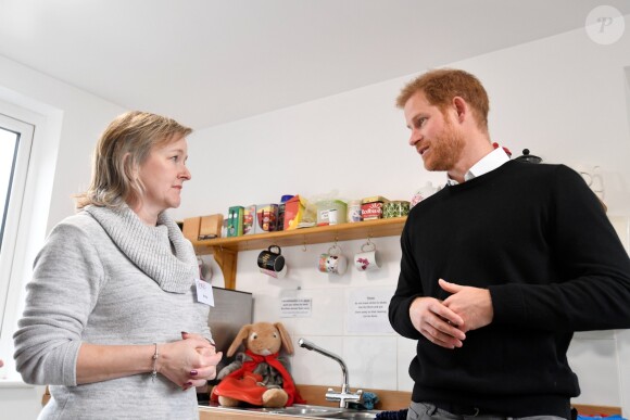 Le prince Harry, duc de Sussex, et Meghan Markle, duchesse de Sussex, enceinte (robe Oscar de la Renta) visitent le centre One25 une organisation caritative spécialisée dans l'aide aux femmes prostituées. Bristol le 1er février, 2019