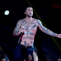 Adam Levine torse nu au Super Bowl : Vive polémique et souvenir de Janet Jackson