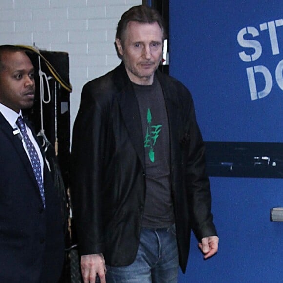 Liam Neeson, au coeur d'une polémique raciste, sort de l'émission Good Morning America à New York le 5 février 2019.