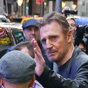Liam Neeson, au coeur d'une polémique raciste, sort de l'émission Good Morning America à New York le 5 février 2019.