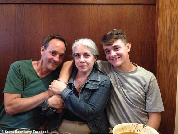 Steve Bean avec sa femme Carrigan et leur fils Jacob Randall Levy.