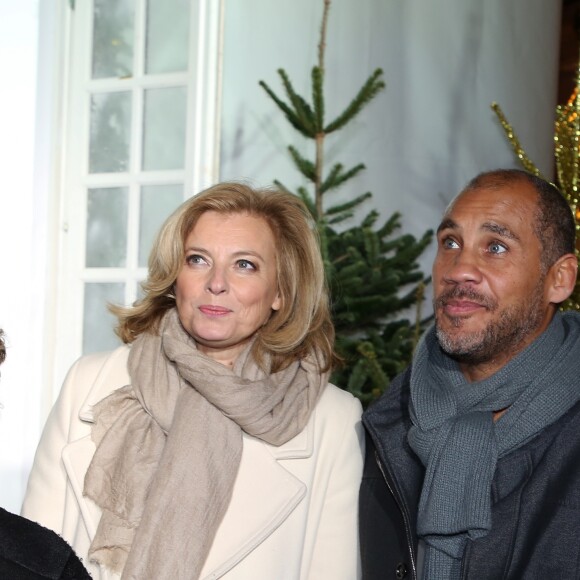 Valérie Trierweiler et son compagnon Romain Magellan lors de la soirée de lancement du "Winter Time 2018" au profit de l'association ELA à l'hôtel Sofitel rue du Faubourg Saint-Honoré à Paris, France, le 15 Novembre 2018. Les festivités débutent par le lancement des iluuminations de Noël de la rue du Faubourg Saint-Honoré et ensuite d'une soirée privée au Sofitel. Une tombola est ouverte au public afin de récolter des fonds pour l'association et l'intégralité des gains seront reversés à l'association ELA. © Denis Guignebourg/BestImage