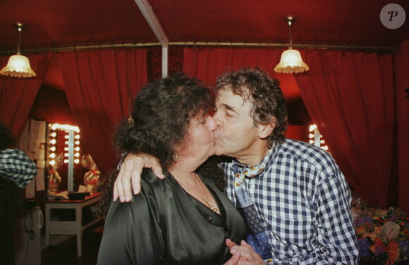 Pierre Perret et son épouse Rébecca dans les coulisses du Casino de Paris, novembre 1996.