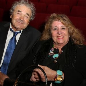 Pierre Perret et sa femme Rebecca - Représentation de la pièce de théâtre "Les Grandes Filles" au Théâtre Montparnasse en soutien à l'APREC (l'Alliance Pour la Recherche en Cancérologie) à Paris, le 31 mars 2015.