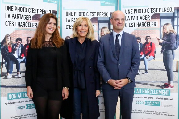 La première dame, Brigitte Macron, Jean-Michel Blanquer, ministre de l'éducation, Marlène Schiappa, secrétaire d'Etat, chargée de l'Egalité des femmes et des hommes se rendent au collège des petits ponts à Clamart, pour évoquer la lutte contre le harcèlement à l'école sous toutes ses formes à Clamart. Le 15 novembre 2018. © Stéphane Lemouton / Bestimage  First Lady Brigitte Macron, French Education Minister Jean-Michel Blanquer and French Junior Minister for Gender Equality Marlene Schiappa during a visit in a high school of Clamart "College les Petits Ponts" near Paris to raise awareness about bullying , France on November 15, 201815/11/2018 - Clamart