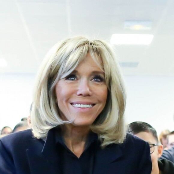 La première dame, Brigitte Macron, Jean-Michel Blanquer, ministre de l'éducation, Marlène Schiappa, secrétaire d'Etat, chargée de l'Egalité des femmes et des hommes se rendent au collège des petits ponts à Clamart, pour évoquer la lutte contre le harcèlement à l'école sous toutes ses formes à Clamart. Le 15 novembre 2018. © Stéphane Lemouton / Bestimage  First Lady Brigitte Macron, French Education Minister Jean-Michel Blanquer and French Junior Minister for Gender Equality Marlene Schiappa during a visit in a high school of Clamart "College les Petits Ponts" near Paris to raise awareness about bullying , France on November 15, 201815/11/2018 - Clamart