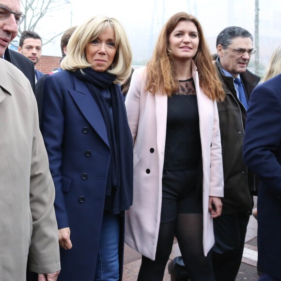 La première dame, Brigitte Macron, Jean-Michel Blanquer, ministre de l'éducation, Marlène Schiappa, secrétaire d'Etat, chargée de l'Egalité des femmes et des hommes se rendent au collège des petits ponts à Clamart, pour évoquer la lutte contre le harcèlement à l'école sous toutes ses formes à Clamart. Le 15 novembre 2018. © Stéphane Lemouton / Bestimage  First Lady Brigitte Macron, French Education Minister Jean-Michel Blanquer and French Junior Minister for Gender Equality Marlene Schiappa during a visit in a high school of Clamart "College les Petits Ponts" near Paris to raise awareness about bullying , France on November 15, 201815/11/2018 - Clamart
