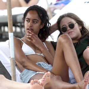 Malia Obama se relaxe avec ses amies sur une plage de Miami. Le 16 février 2019.