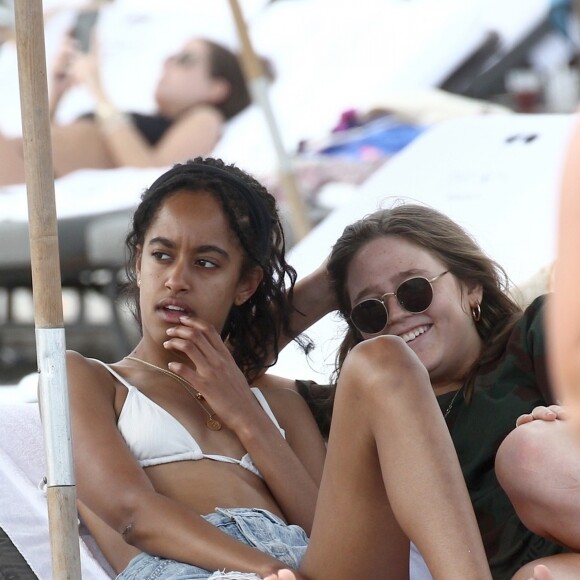 Malia Obama se relaxe avec ses amies sur une plage de Miami. Le 16 février 2019.