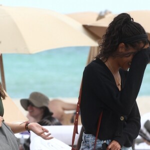 Malia Obama se relaxe avec ses amies sur une plage de Miami. Le 16 février 2019.