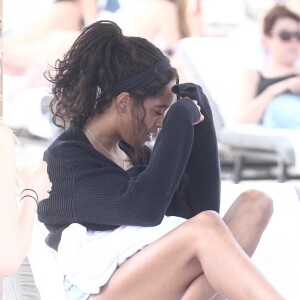 Malia Obama se relaxe avec ses amies sur une plage de Miami. Le 16 février 2019.