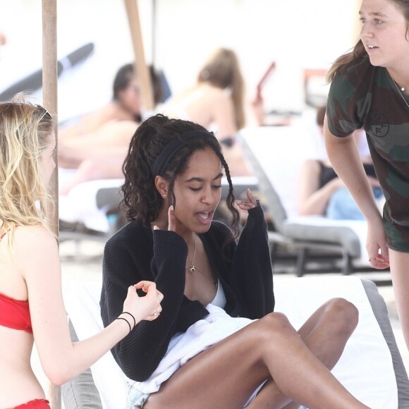 Malia Obama se relaxe avec ses amies sur une plage de Miami. Le 16 février 2019.