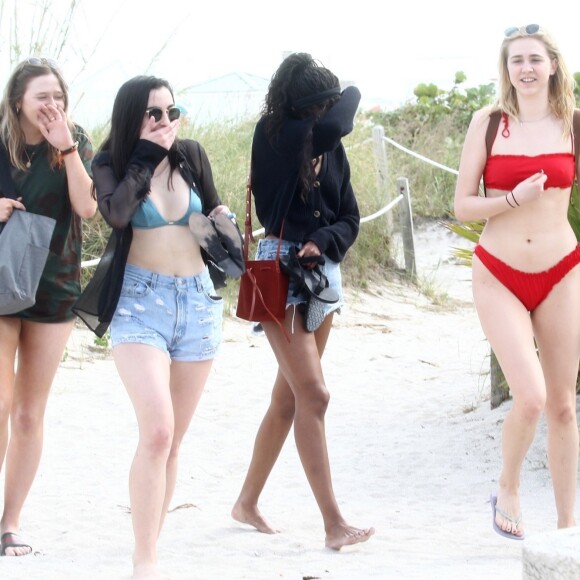 Malia Obama se relaxe avec ses amies sur une plage de Miami. Le 16 février 2019.