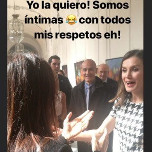Letizia d'Espagne saluant l'actrice Elena Furiase lors de la cérémonie des médailles d'or du mérite des Beaux-Arts le 18 février 2019, Instagram Elena Furiase.