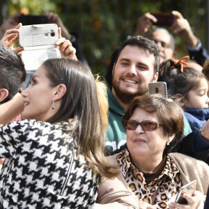 La reine Letizia d'Espagne avec la foule à Cordoue le 18 février 2019 pour la remise des médailles d'or du mérite des Beaux-Arts lors d'une cérémonie au Palais de la Merced.