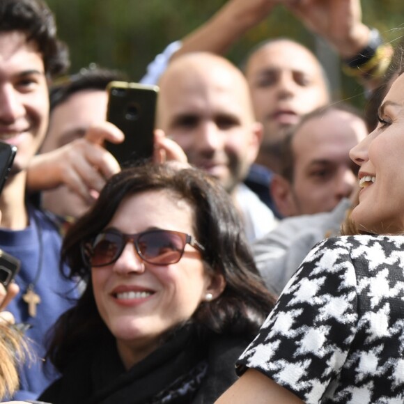 La reine Letizia d'Espagne avec la foule à Cordoue le 18 février 2019 pour la remise des médailles d'or du mérite des Beaux-Arts lors d'une cérémonie au Palais de la Merced.