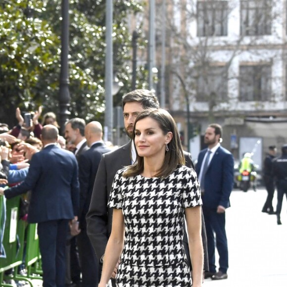 La reine Letizia d'Espagne (robe Hugo Boss) à Cordoue le 18 février 2019 pour la remise des médailles d'or du mérite des Beaux-Arts lors d'une cérémonie au Palais de la Merced.