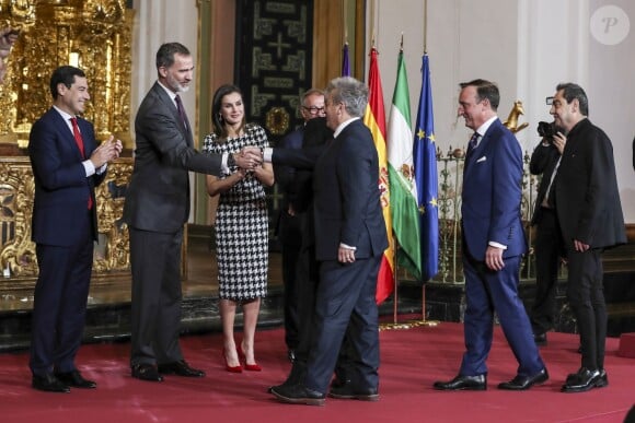 Le roi Felipe VI et la reine Letizia d'Espagne remettaient le 18 février 2019 les médailles d'or du mérite des Beaux-Arts - ici : au groupe de rock Hombres G - lors d'une cérémonie au Palais de la Merced à Cordoue.