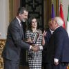Le roi Felipe VI et la reine Letizia d'Espagne remettaient le 18 février 2019 les médailles d'or du mérite des Beaux-Arts - ici, à l'acteur Juan Echanove - lors d'une cérémonie au Palais de la Merced à Cordoue.