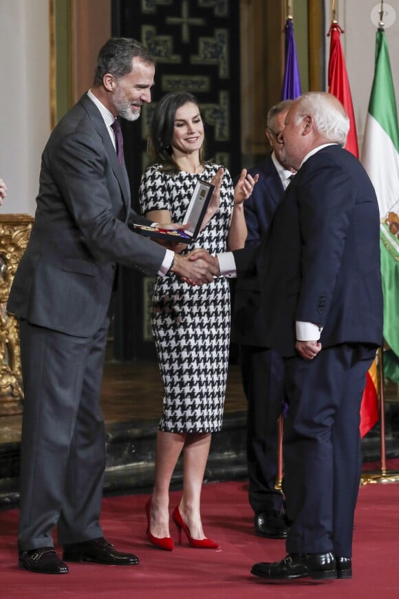 Le roi Felipe VI et la reine Letizia d'Espagne remettaient le 18 février 2019 les médailles d'or du mérite des Beaux-Arts - ici, à l'acteur Juan Echanove - lors d'une cérémonie au Palais de la Merced à Cordoue.
