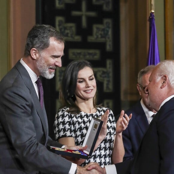 Le roi Felipe VI et la reine Letizia d'Espagne remettaient le 18 février 2019 les médailles d'or du mérite des Beaux-Arts - ici, à l'acteur Juan Echanove - lors d'une cérémonie au Palais de la Merced à Cordoue.