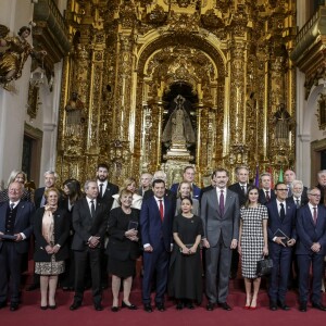 Le roi Felipe VI et la reine Letizia d'Espagne ont posé le 18 février 2019 avec tous les lauréats des médailles d'or du mérite des Beaux-Arts lors d'une cérémonie au Palais de la Merced à Cordoue.